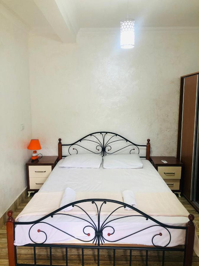 Nikas Guest House Batumi Esterno foto