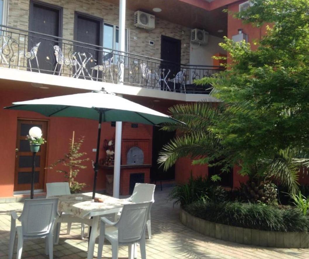 Nikas Guest House Batumi Esterno foto