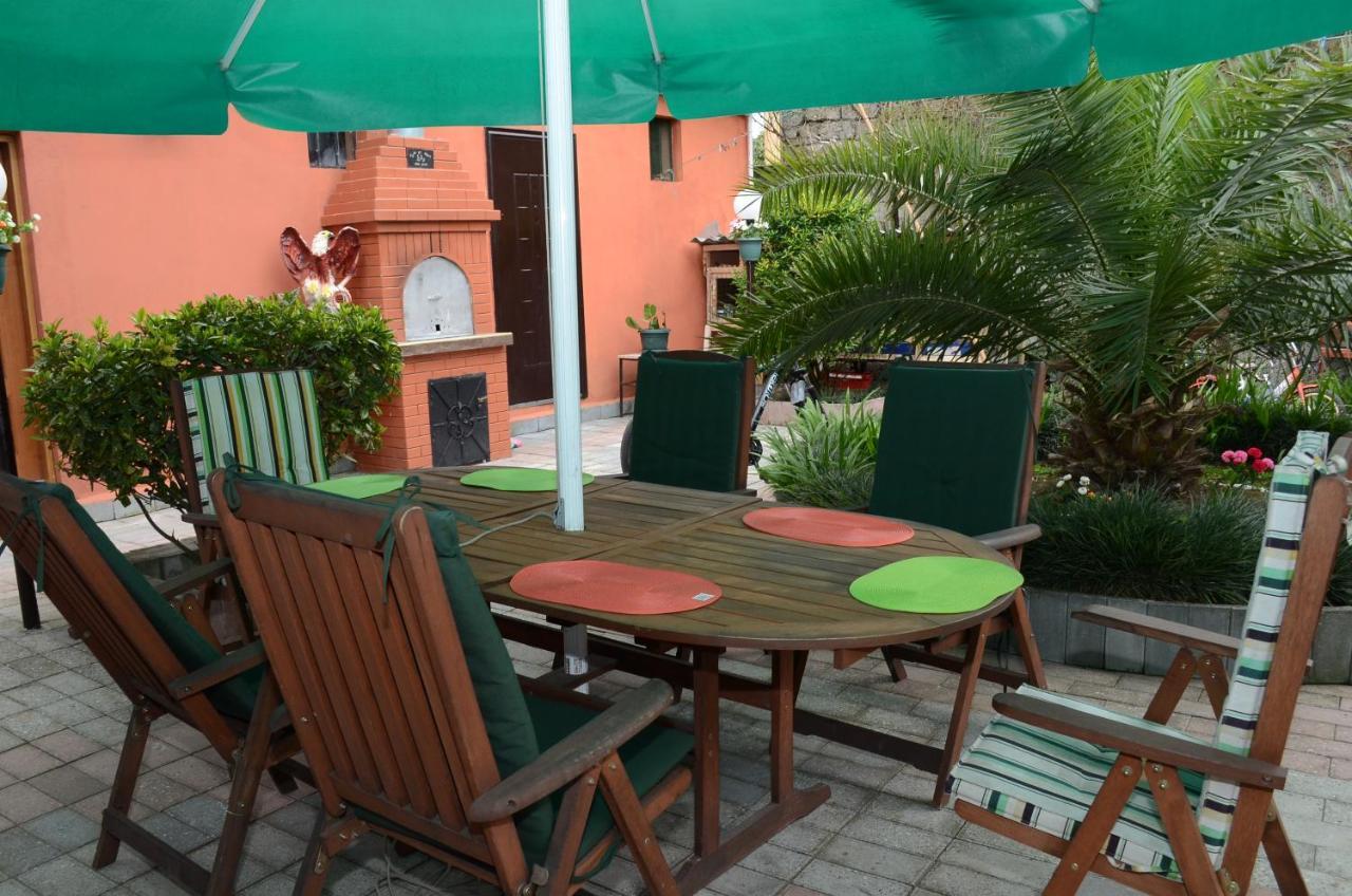 Nikas Guest House Batumi Esterno foto