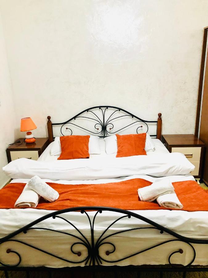 Nikas Guest House Batumi Esterno foto