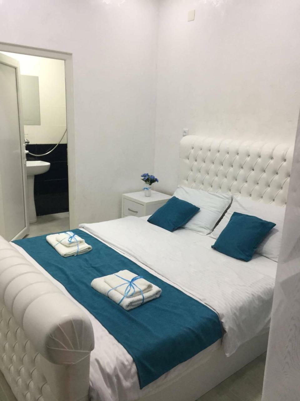 Nikas Guest House Batumi Esterno foto