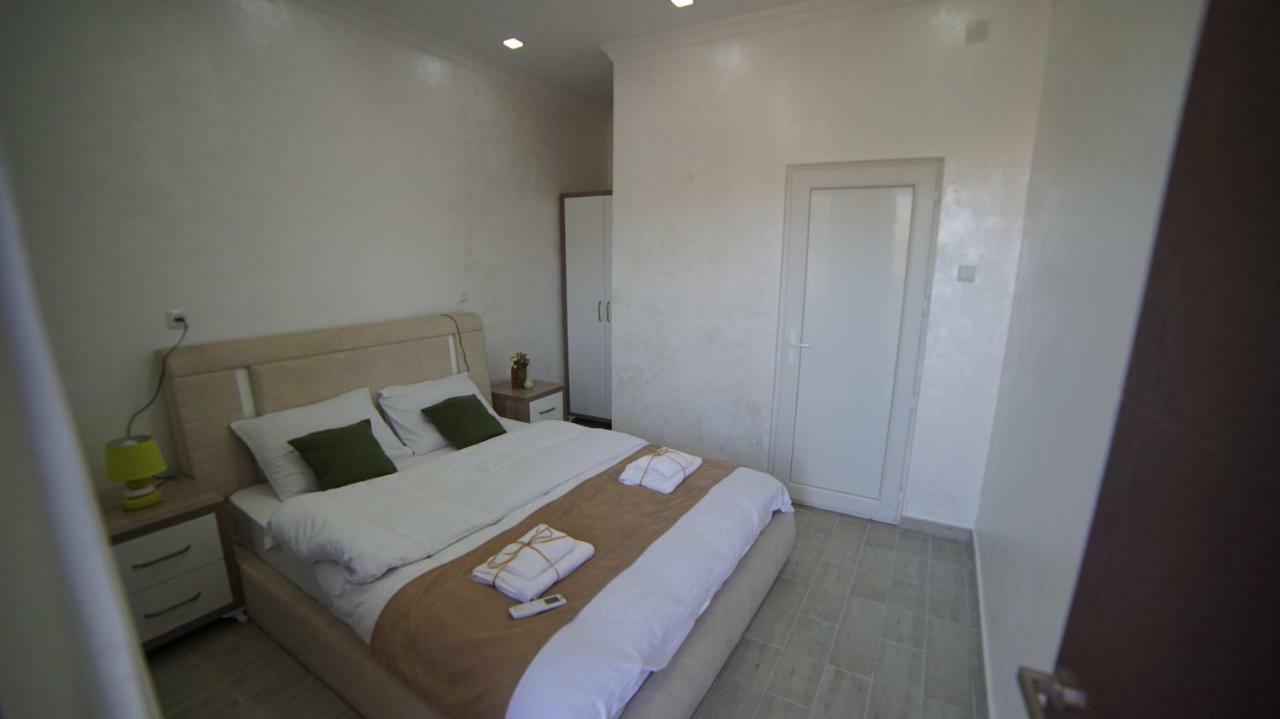 Nikas Guest House Batumi Esterno foto