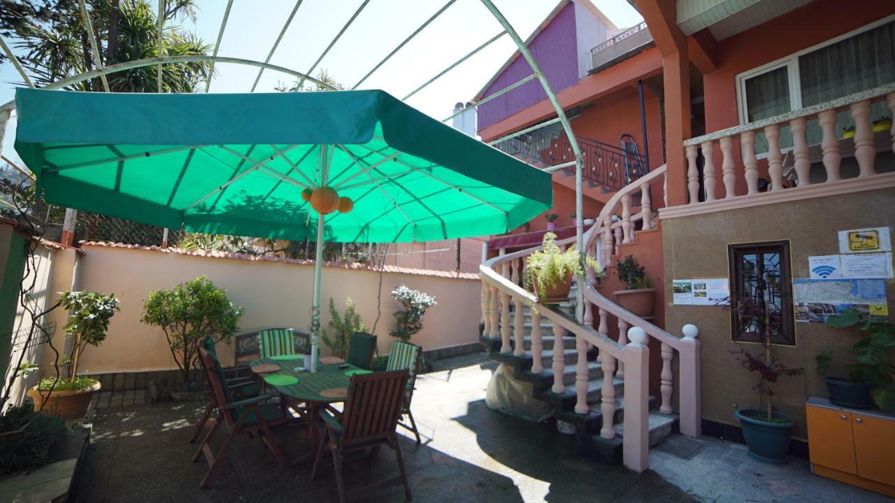 Nikas Guest House Batumi Esterno foto